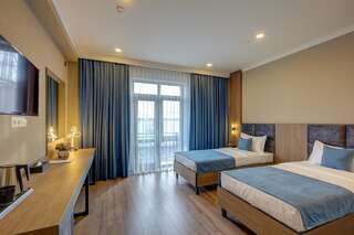 Отель Sara Boutique Hotel Бишкек Улучшенный двухместный номер с 2 отдельными кроватями-1